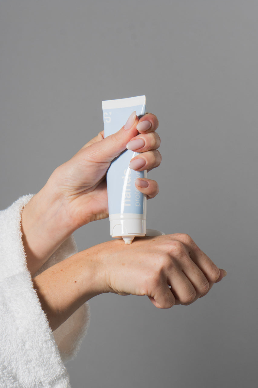 mani che utilizzano la crema idratante mani al cannabidiolo hands di Sensitiva